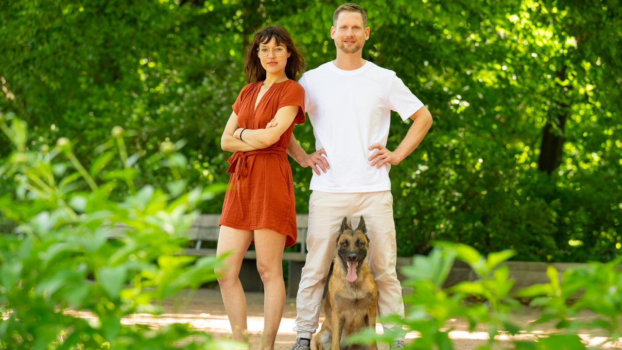 Ronja und Clemens mit Mali im Grünen, das Foto aus dem Erfolg-Magazin-Artikel